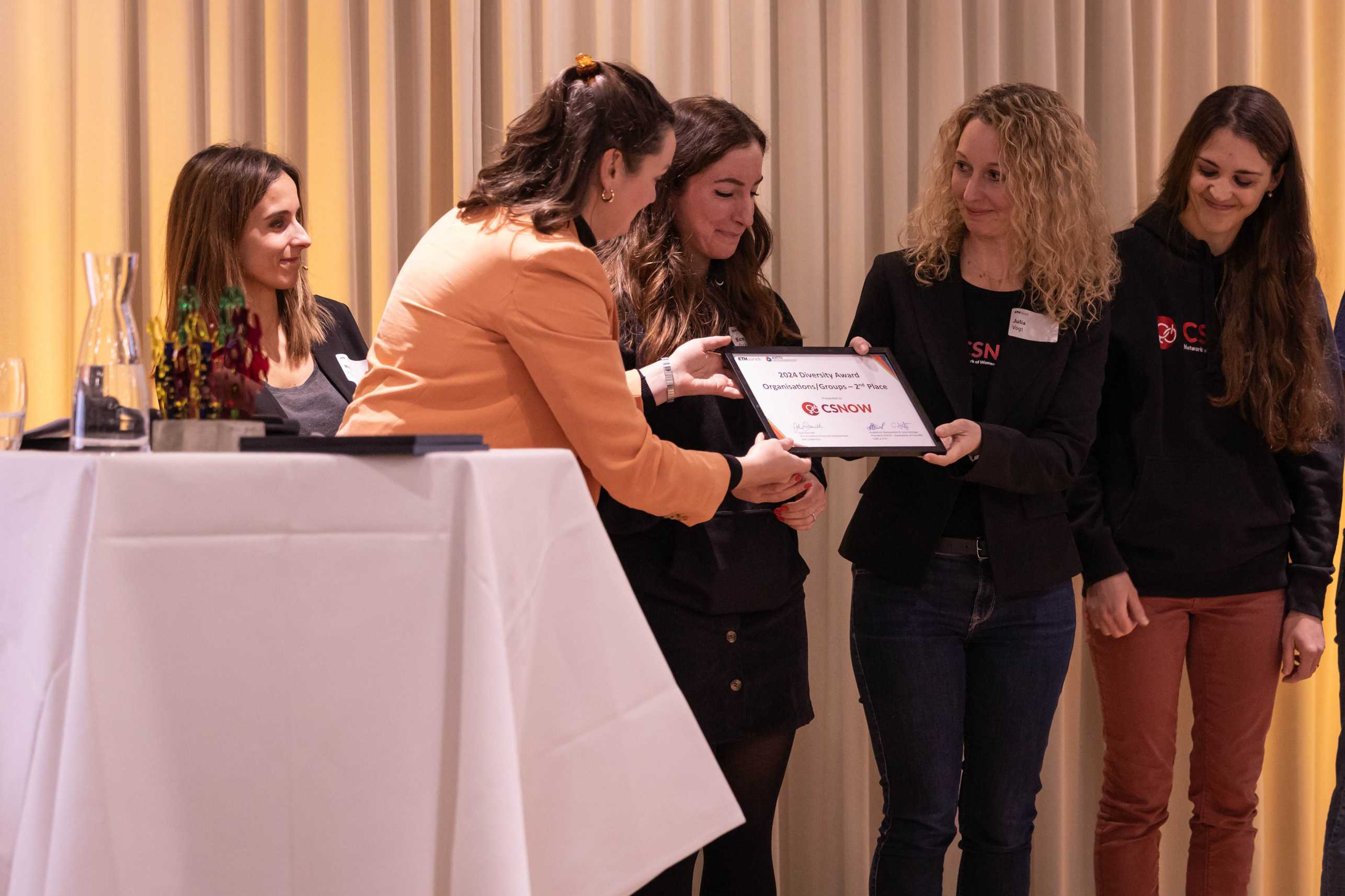 CSNOW, Finalisten Diversity Award, Kategorie «Organisation/Gruppe». Links im Bild: Miriam Filippi von AVETH und Hanna Wolf, ETH Diversity