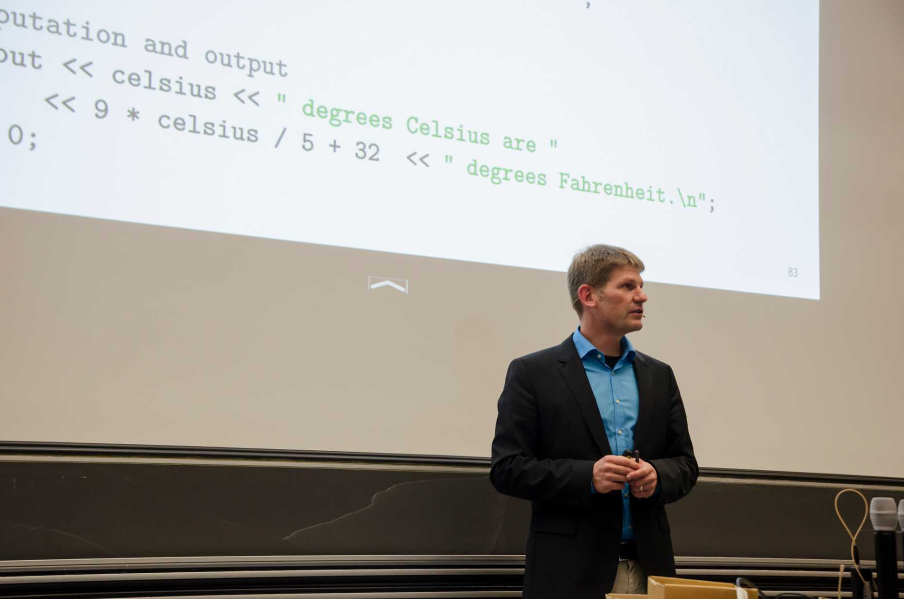 Felix Friedrich unterrichtet die Vorlesung Informatik I für Erstsemestrige der Bachelor-Studiengänge Physik und Mathematik.