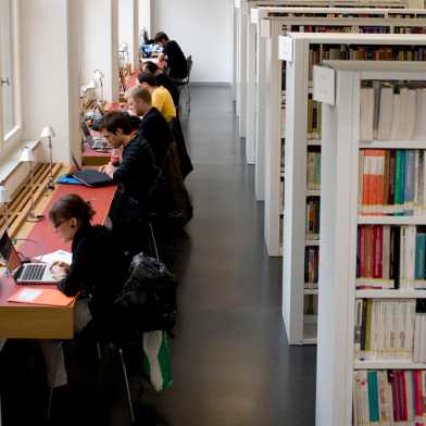 Studierende in der D-INFK-Bibliothek