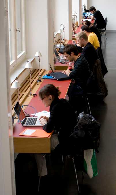Studierende beim Lernen in der D-INFK-Bibliothek