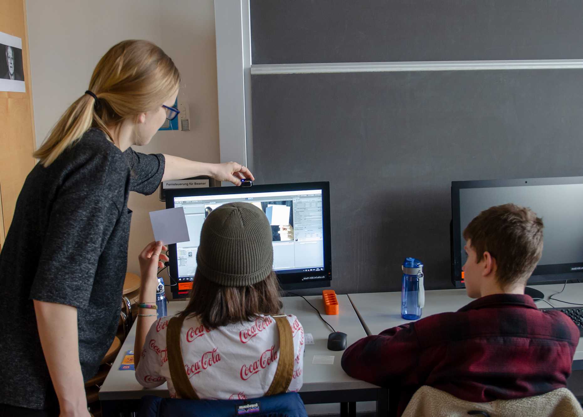 Julia Chatain unterrichtet einen AR-Programmierworkshop für Schulkinder während der Informatiktage 2019.