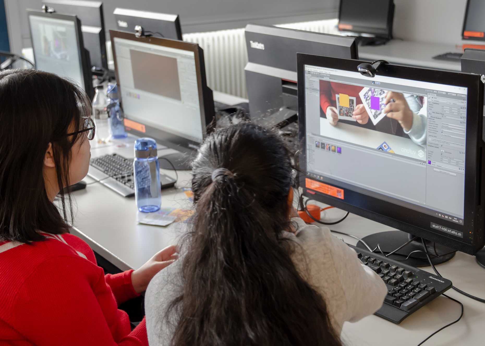 Zwei Mädchen spielen AR'n'B im Rahmen eines Programmierworkshops während der Informatiktage 2019