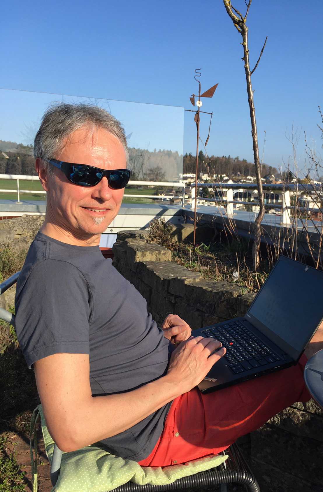 Vergrösserte Ansicht: Prof. Ueli Maurer arbeitet auf seiner Terrasse