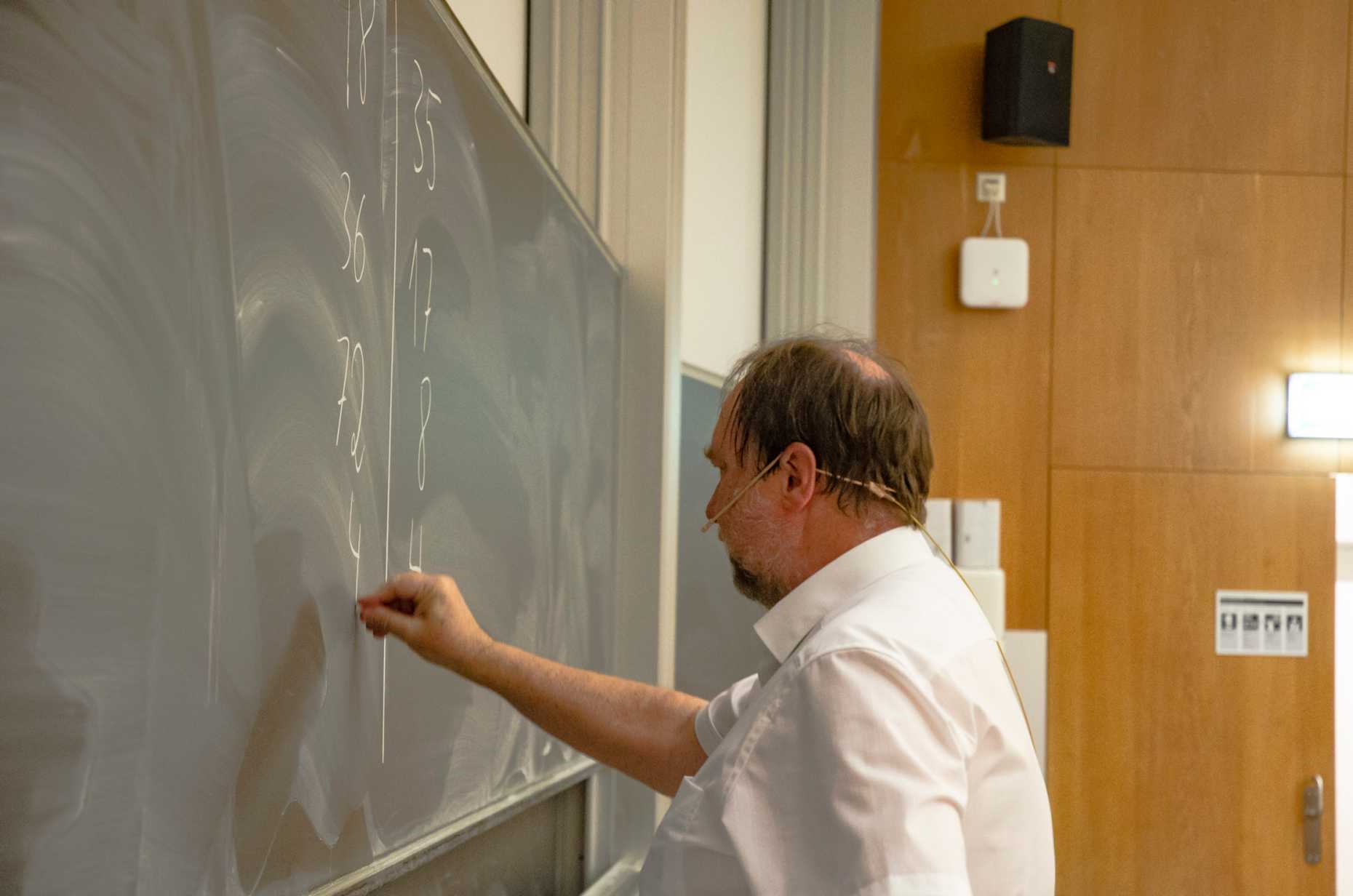 Professor Friedemann Mattern demonstriert einen Algorithmus an der Wandtafel