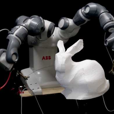 RoboCut-Roboter schneidet eine 3D-Hasenform aus Styropor aus