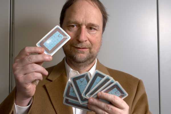 Friedemann Mattern mit Spielkarten in der Hand