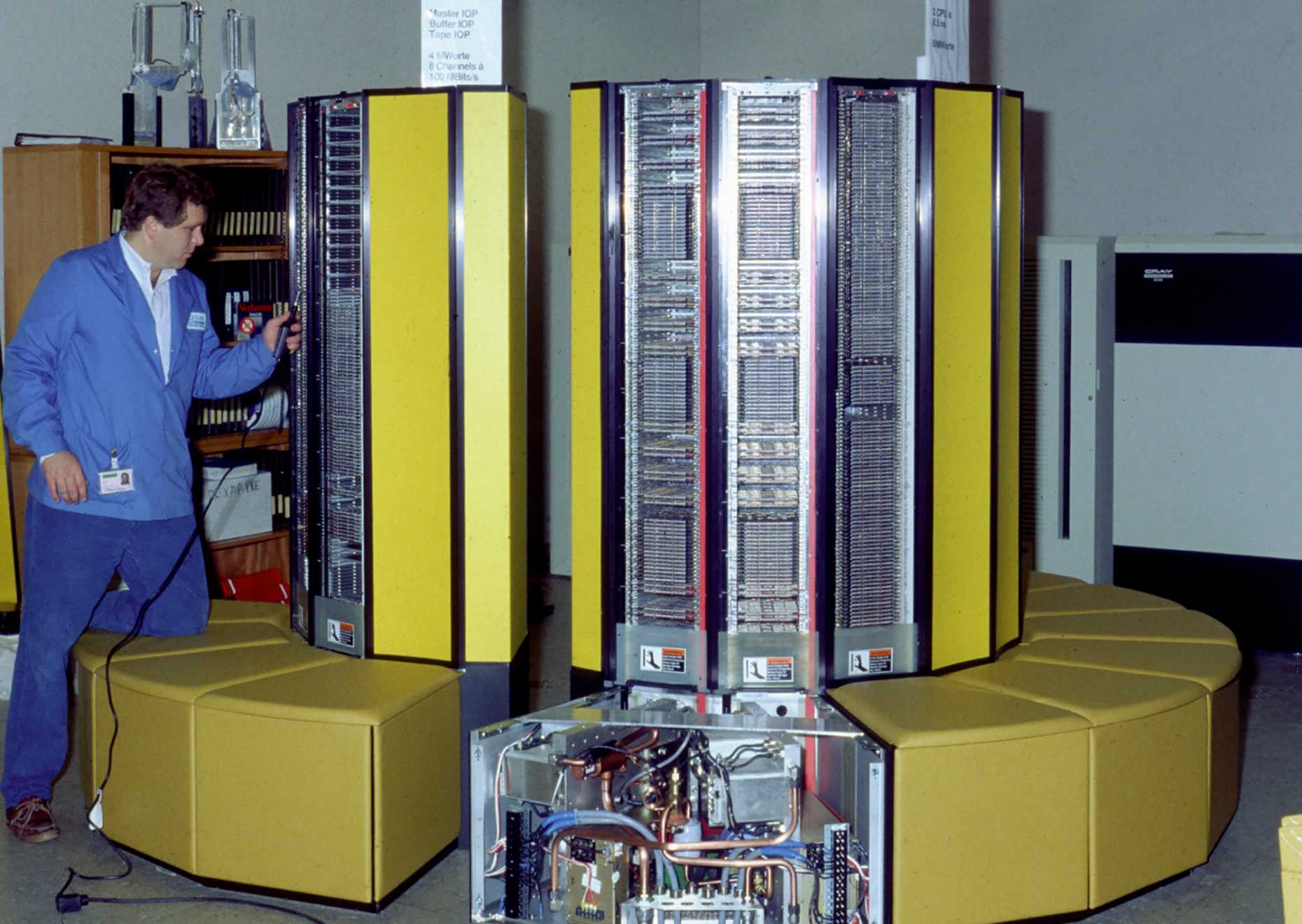 Der Supercomputer Cray X-MP/28 wird im Rechenzentrum installiert. Foto: ETH-Bibliothek