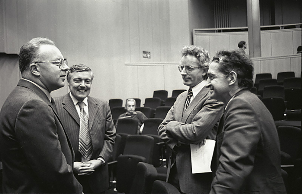 Von links: Rul Gunzenhäuser, Carl August Zehnder, ein Gast und Urs Hochstrasser bei der Vorstellung der neuen Abteilung im Audi Max. Foto: ETH-Bibliothek