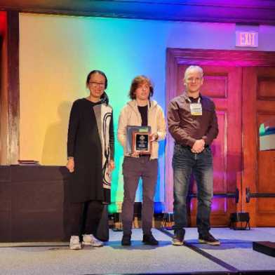 Lara Bruseghini nimmt den Distinguished Paper Award an der ACM CCS 2022 entgegen