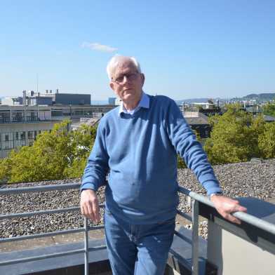 Ein Professor mit einem blauen Pullover.