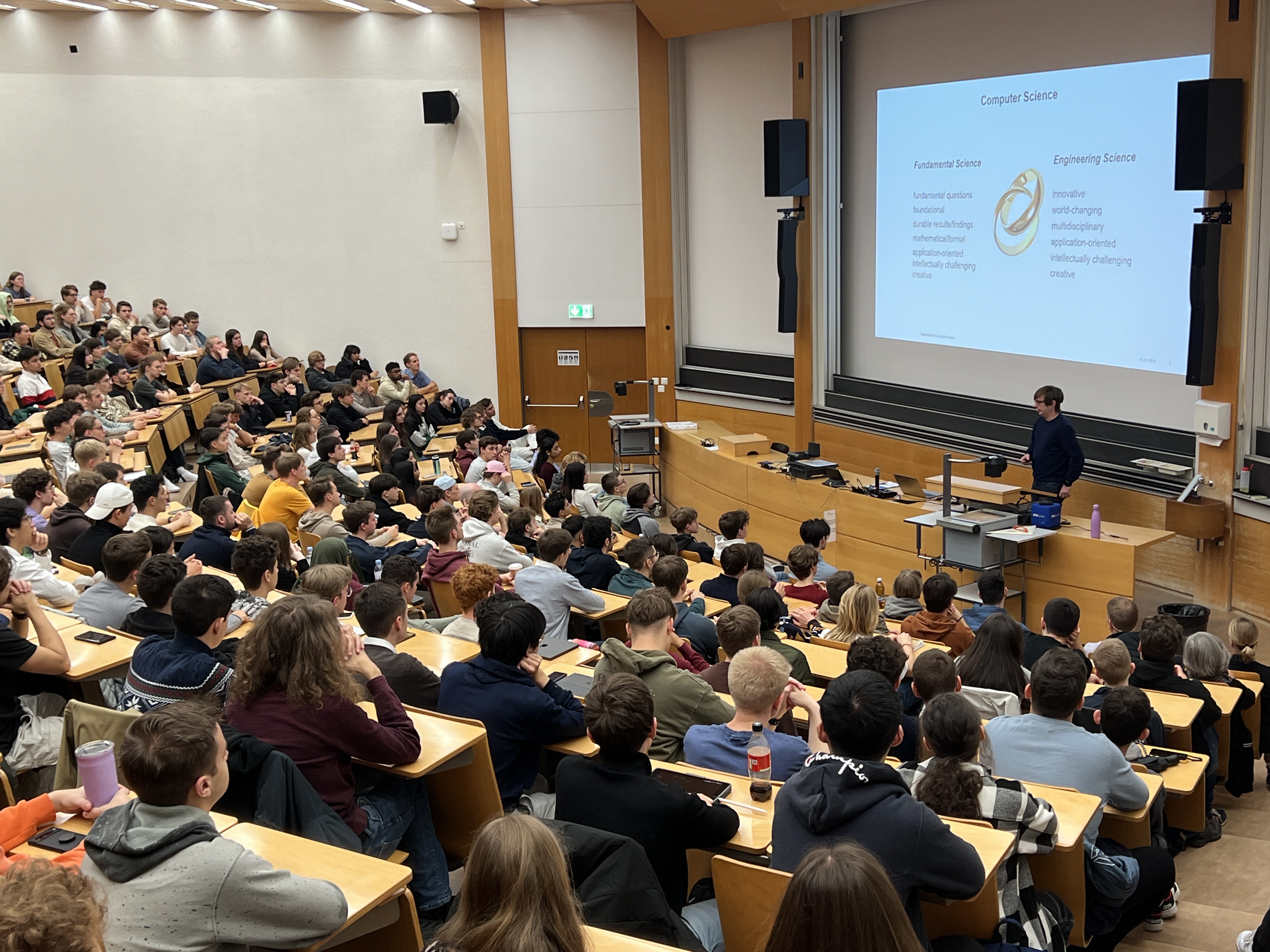 Ein Professor heisst die neuen Studenten und Studentinnen willkommen.