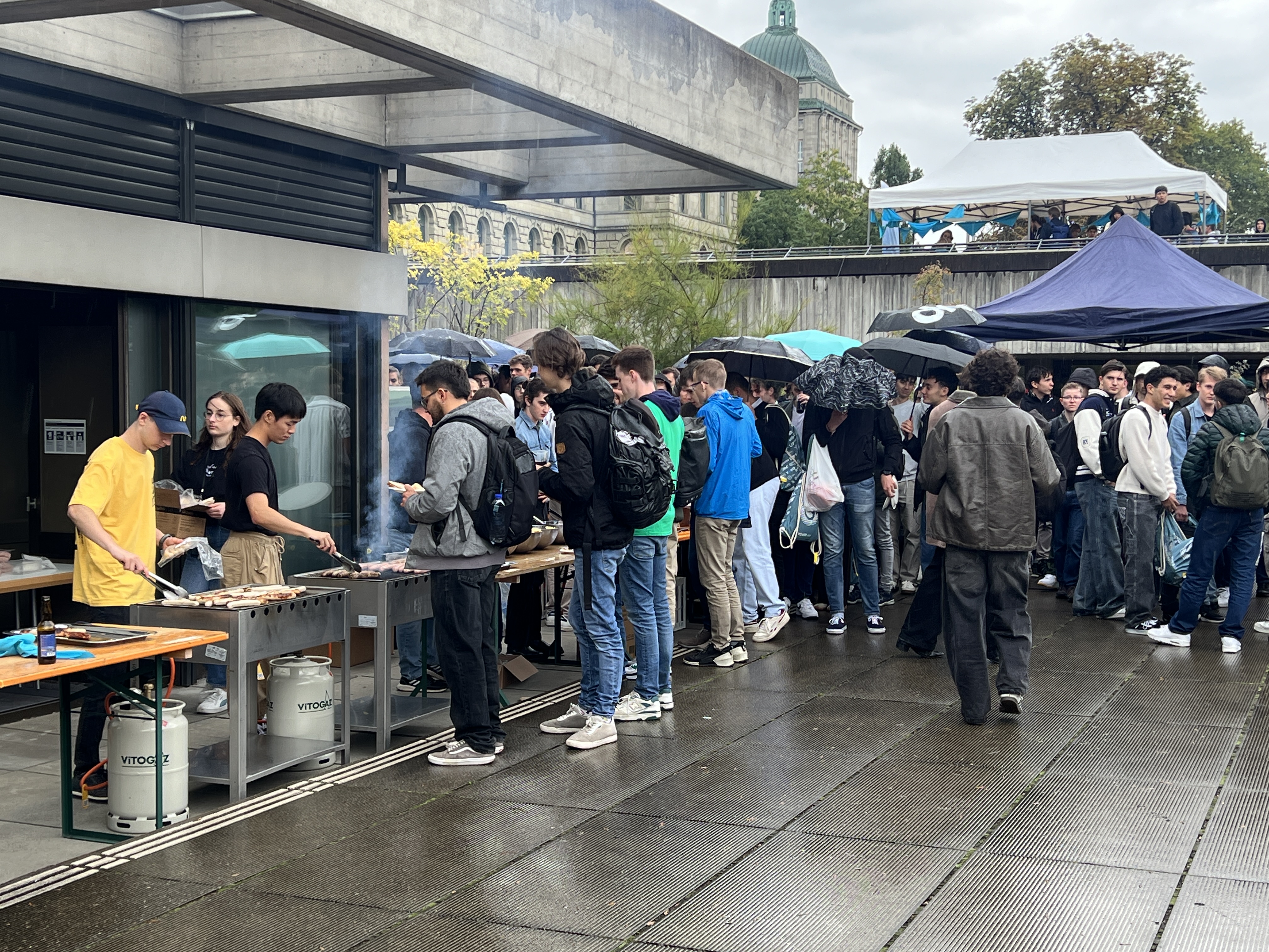 Vergrösserte Ansicht: Studierende die für Essen anstehen.