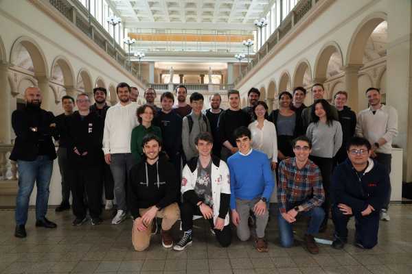 Gruppenfoto aller Teilnehmerinnen und Teilnehmer der 2025 Geneva Cyber 9/12 Strategy Challenge.