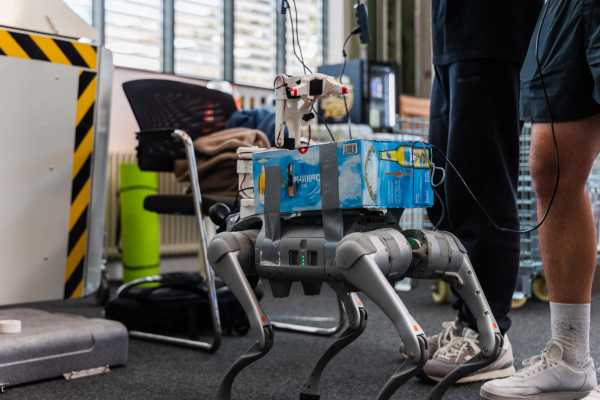 Improvisation gehört zu einem Hackathon, und ein Getränkekarton wird plötzlich zu einem wichtigen Bestandteil.