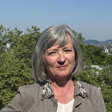 Eine Frau auf einem Balkon der ETH Zürich.