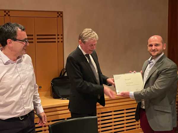 Dr. Andrea Guerrieri from EPFL receives the certificate for the winner Lana Josipovic, who was unable to attend.