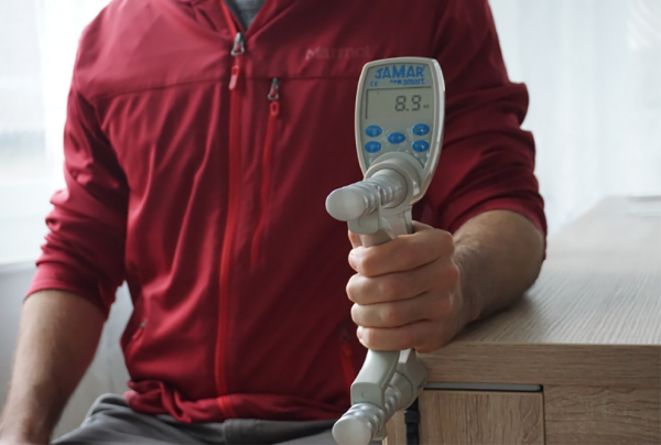 Hand dynamometer in use