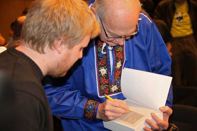 Prof. Donald Knuth signiert ein Buch