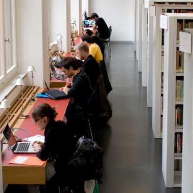 Studierende in der D-INFK-Bibliothek