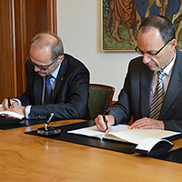 Jörg Müller-​Ganz, Chairman of the Bank Council at Zürcher Kantonalbank and ETH President Lino Guzzella sign the agreement