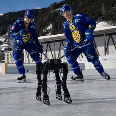 Skaterbot playing with HC Davos