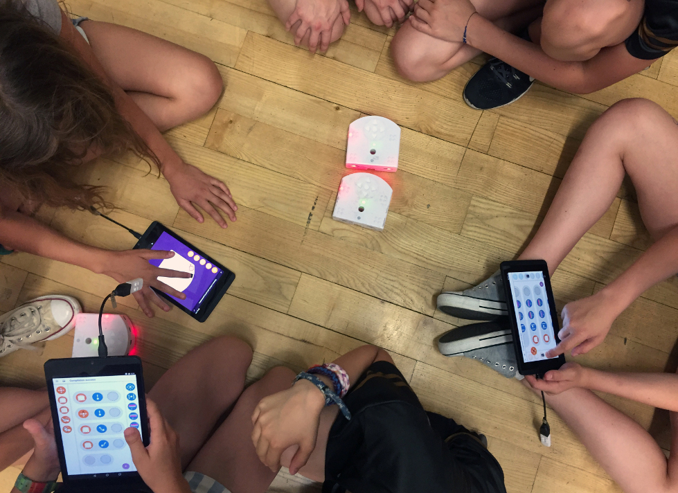 Children playing and learning with Thymio