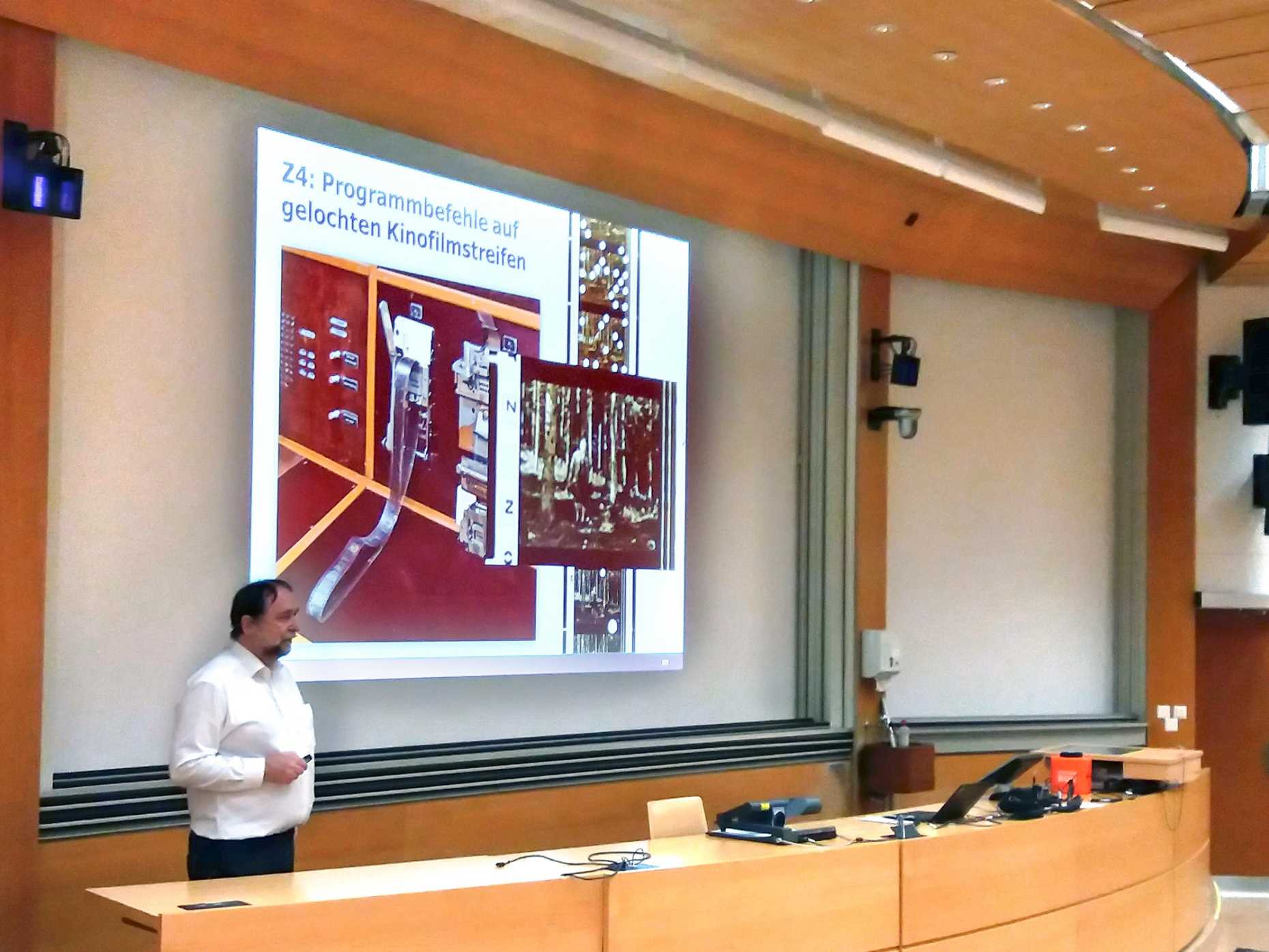 Friedemann Mattern teaches a lecture