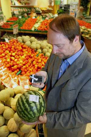 Friedemann Mattern scans a water melon with a phone.