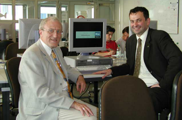 Schenkung von Sun-Computern: Walter Gander mit dem damaligen Managing Director von Sun Microsystems Schweiz, Niculae Cantuniar, ca. 1998.