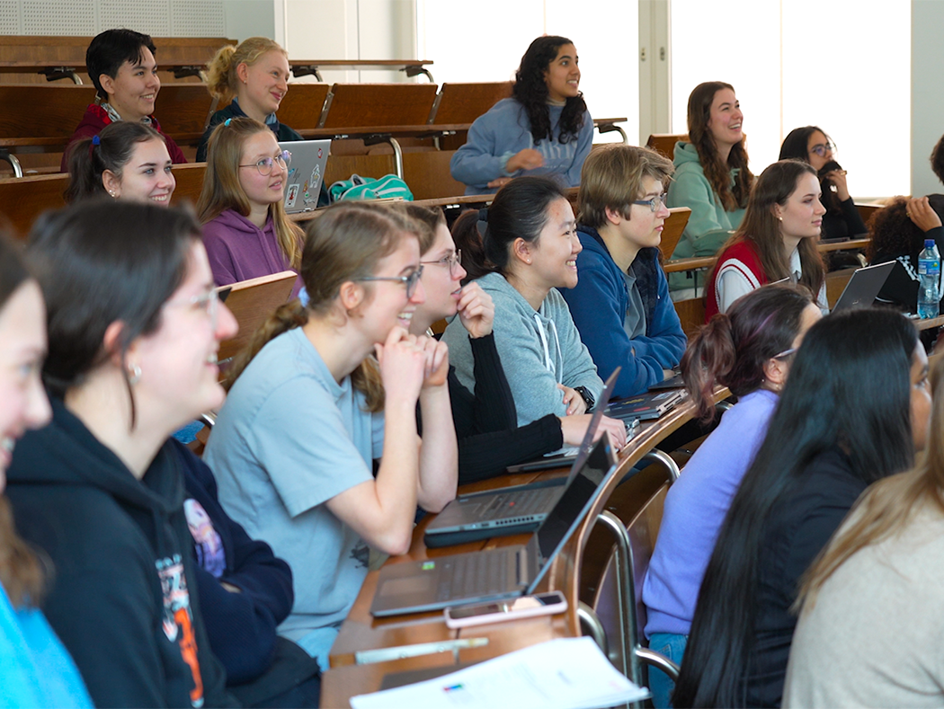 young women listening and smiling in a schnupperstudium lecture