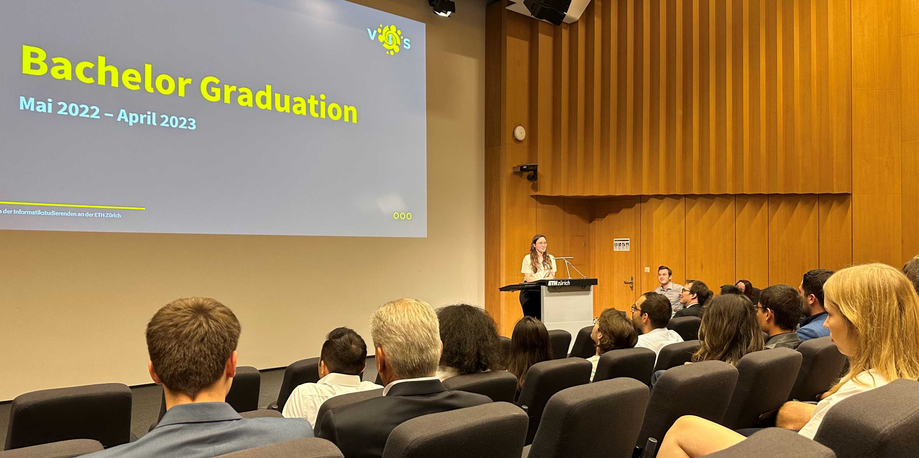 Julia Bogdan presenting a slide show "Bachelor graduation" in front of audience
