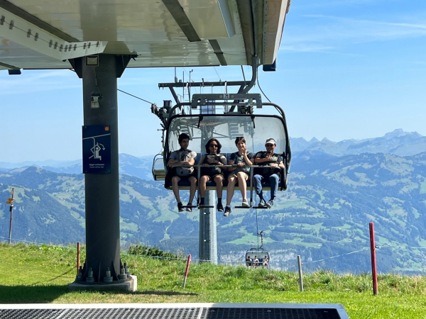 The students arrive on top of the Fronalpstock with a chairlift