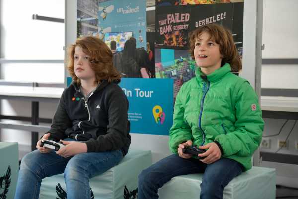 Jungs spielen ein Video Game