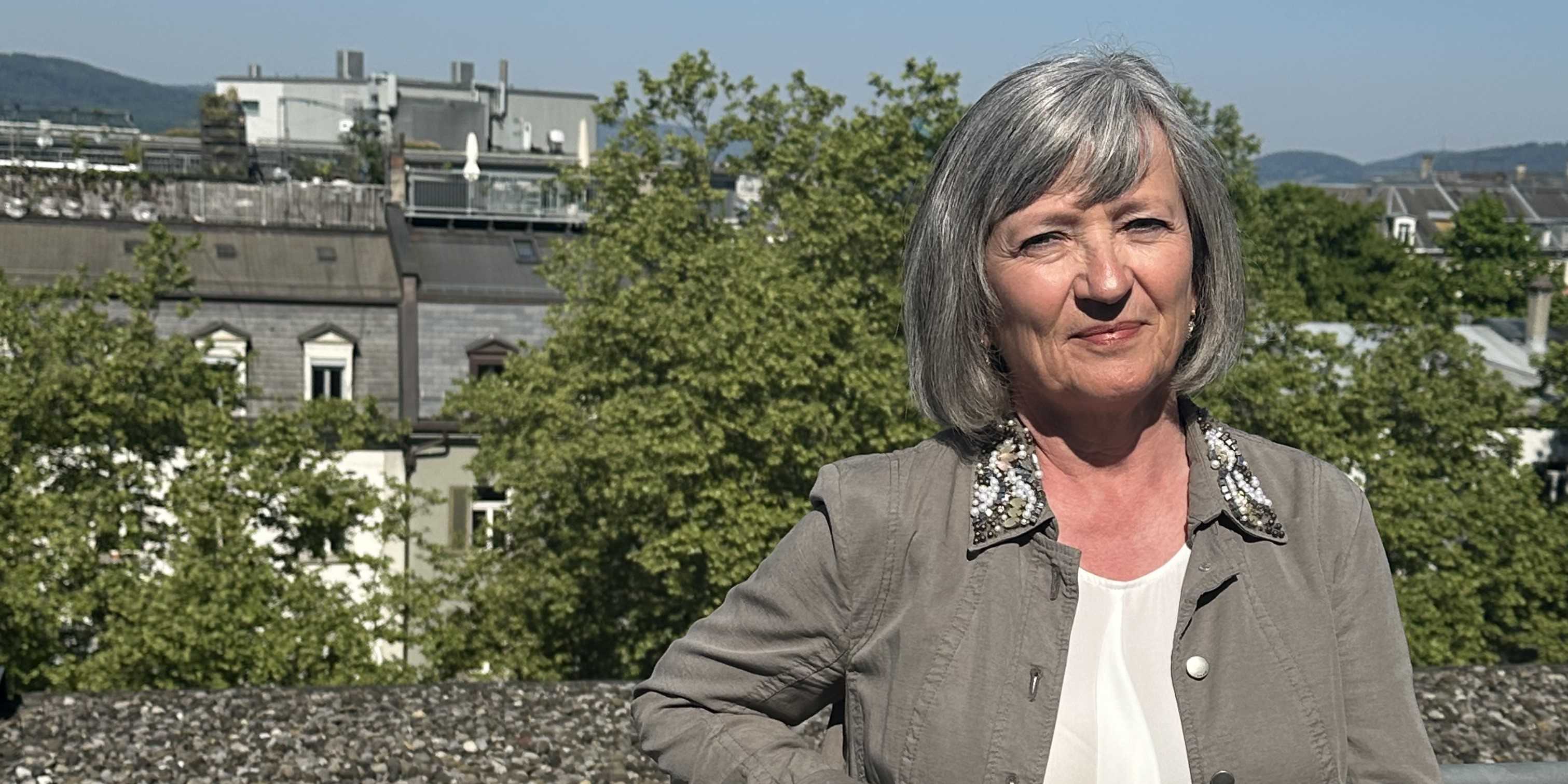 Eine Frau einem Balkon der ETH Zürich.